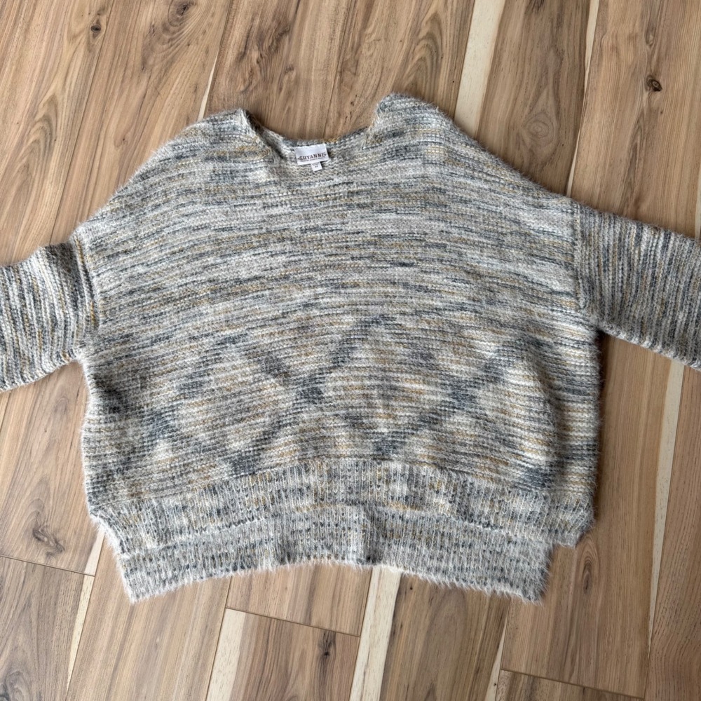 Shyanne‎ Women's Medium Oversized Knit Sweater Fuzzy Pullover Soft Gray Tan